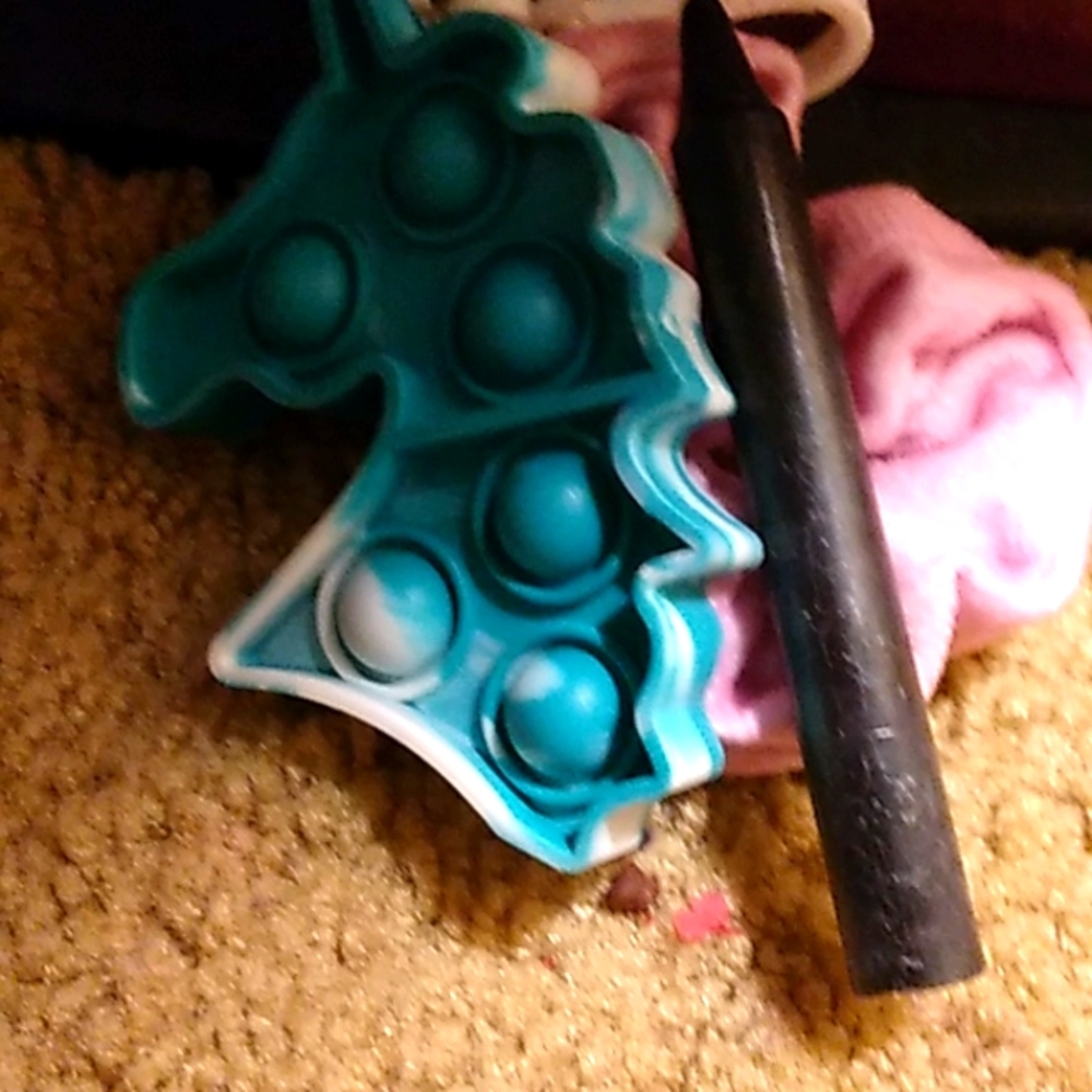 A pop it and a candle, struche